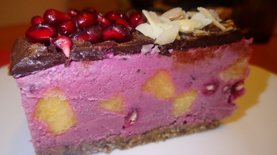 Tort raw de rodie cu glazură de ciocolată